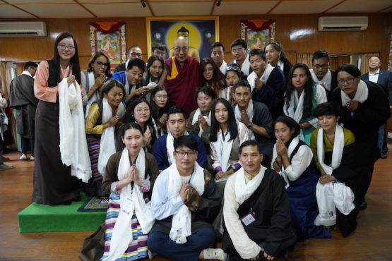 达赖喇嘛尊者与参加"5.50愿景-青年论坛"的与会青年代表合影 2018年8月20日 照片/Tenzin Phende/DIIR