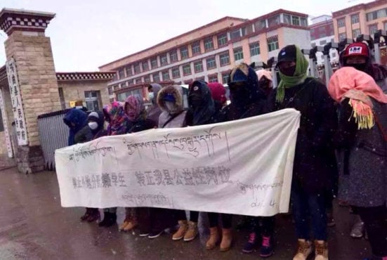 2016年4月西藏安多玛曲县藏人的針對当地政府對藏人的工作歧視進行的和平抗議 (资料照片)