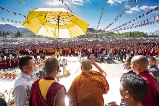 达赖喇嘛尊者在拉达克列城和平花园中向信众挥手致意  2018年7月30日 照片/Tenzin Choejor／OHHDL