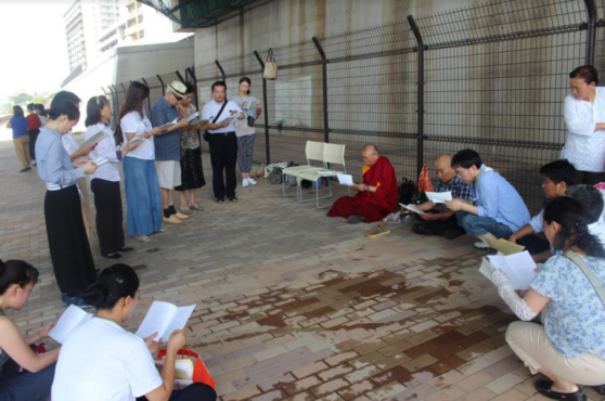 日本各界民众参加放生仪式为达赖喇嘛尊者祈福   照片/驻日本办事处