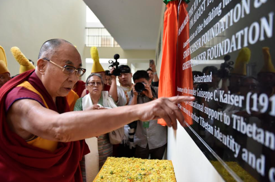 达赖喇嘛尊者为达赖喇嘛高等教育学院新建的男生宿舍揭幕 2018年8月13日 照片/Tenzin Phende/DIIR