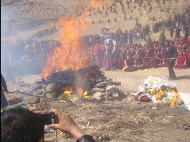 當地藏人在為自焚藏人索南達杰舉行儀式火葬