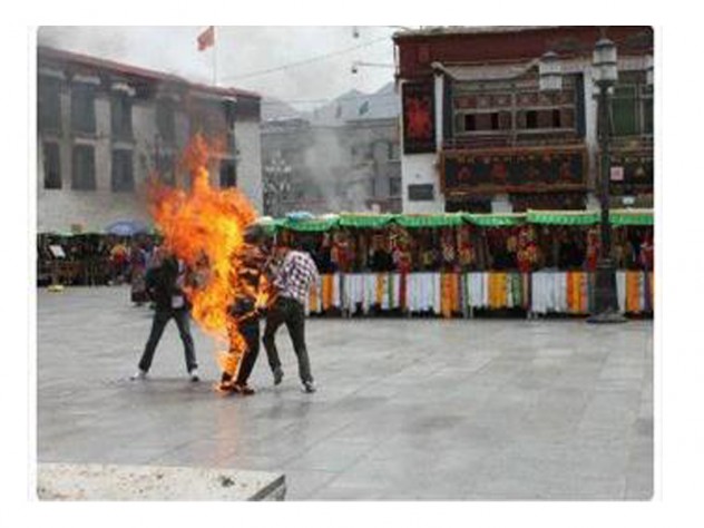 中國安全人員試圖強行撲滅自焚藏人身上的火焰