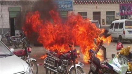 自焚發生時阿旺諾培倒地，丹增克珠高呼口號在火焰中奔跑