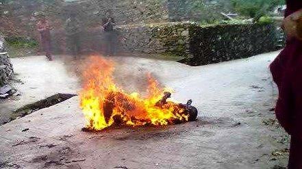 洛桑洛增自焚倒地后還在燃燒的遺體