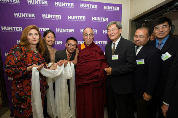 在達賴喇嘛尊者抵達亨特學院校門時，校長珍妮弗·J.拉布、鄺治中教授、夏明教授、孔誥烽教授以及漢藏學生代表以西藏傳統方式歡迎尊者的到來。