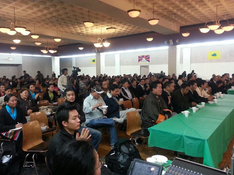 美國流亡藏人各社區代表和藏人在聆聽議長邊巴次仁的講話