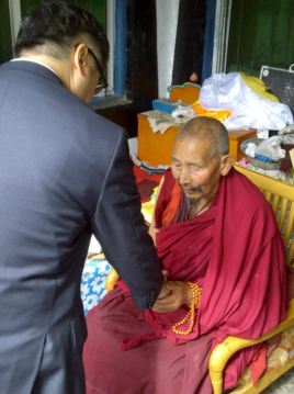 駱家輝大使在阿壩地區訪問時，到寺院慰問僧人