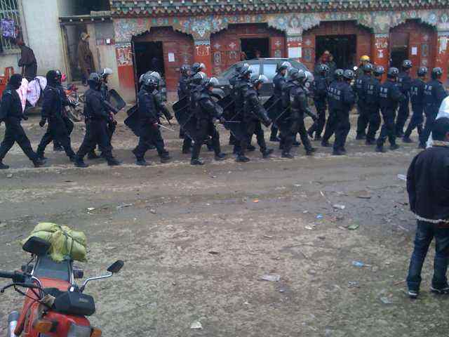 全副武裝的中共特警在溫波寺附近街道上巡邏