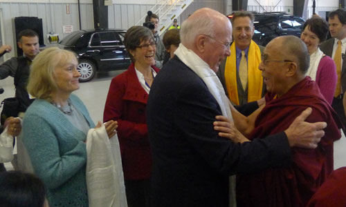 達賴喇嘛尊者抵達伯靈頓機場，參議員帕特里克·萊希等前來迎接 