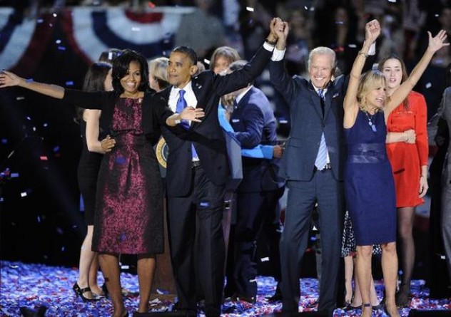     11月7日，在美國第三大城市芝加哥舉行的選舉夜聚會上，美國總統奧巴馬和競選搭檔、副總統拜登感謝支持者