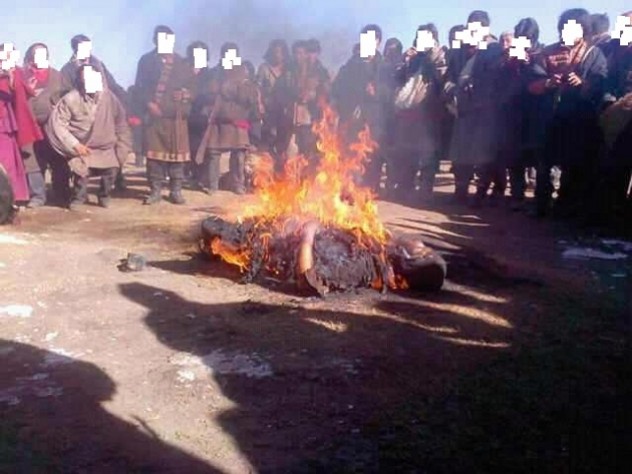 藏人寧嘎扎西自焚后，聞訊前來的藏人在祈禱