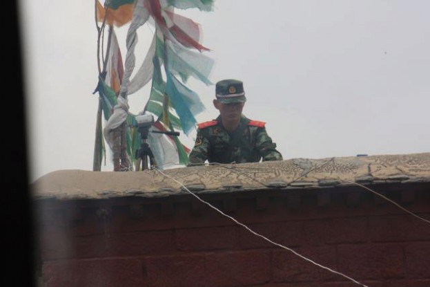 拉薩八角街民房上監視藏人的武警