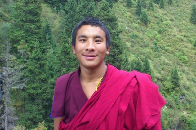 西藏若爾蓋縣（今四川省阿壩州）24歲的僧人貢確佩傑在達倉拉莫寺院前自焚