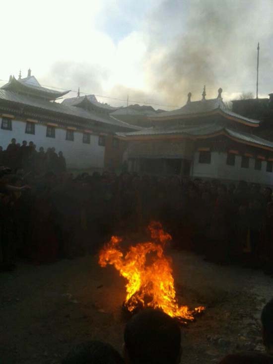 西藏若爾蓋縣（今四川省阿壩州）24歲的僧人貢確佩傑在達倉拉莫寺院前自焚