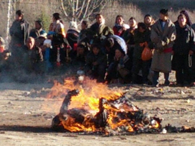 西藏碌曲縣（今甘肅省甘南州）23歲的白瑪多傑在碌曲西倉寺院前自焚，抗議中國政府非法佔領西藏