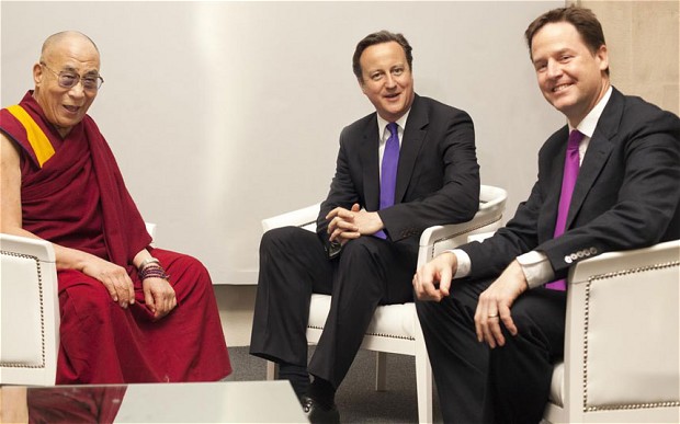 2012年5月，卡梅伦和英国副首相尼克-克莱格会见了在伦敦访问的西藏精神领袖达赖喇嘛尊者 照片/載自網絡