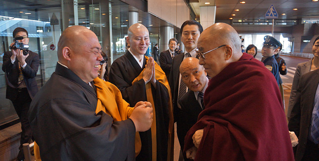 達賴喇嘛尊者在機場還到日本曹洞宗僧人的熱烈歡迎 照片/OHHDL