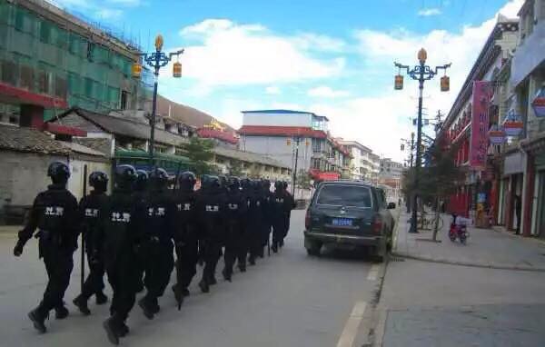 近日，中国警察在道孚县街道上巡逻的状况