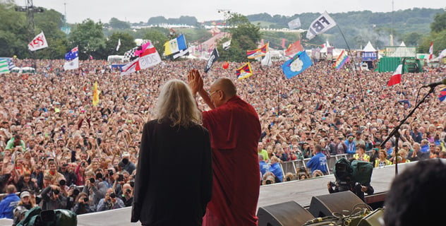 达赖喇嘛尊者在英国国王草甸格拉斯顿伯里音乐节发表讲话 /6月28日2015日