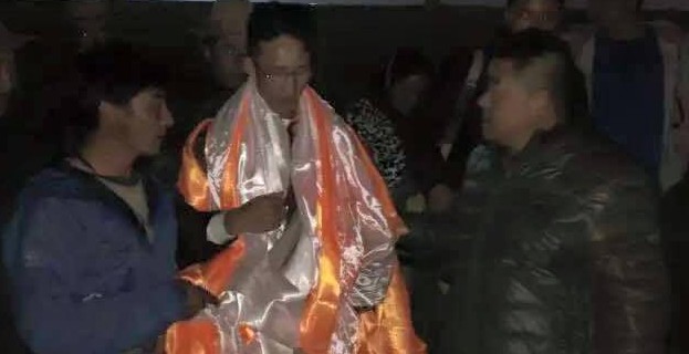 卓瑪嘉獲釋在回家途中受到當地僧俗藏人的隆重接迎 照片/載自網絡