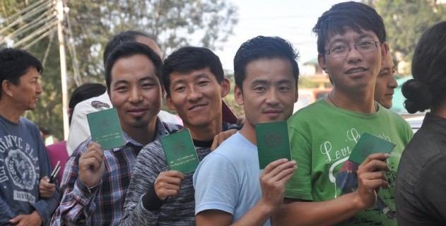 參加投票的藏人青年 照片/DIIR
