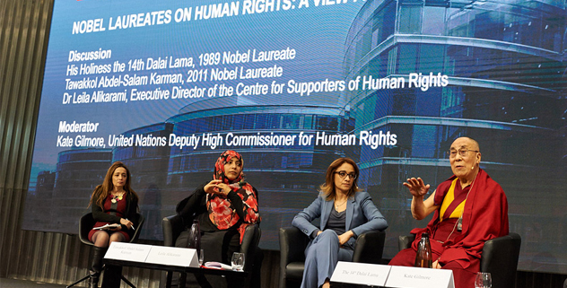 諾貝爾和平獎得主達賴喇嘛尊者、葉門女權運動家塔瓦庫．卡曼、希林．伊巴迪的代表伊朗人權律師萊拉．阿里卡拉米在日內瓦召開的「從公民社會觀點 – 諾貝爾獎得主談人權」座談會上 2016年3月11日 照片/OHHDL