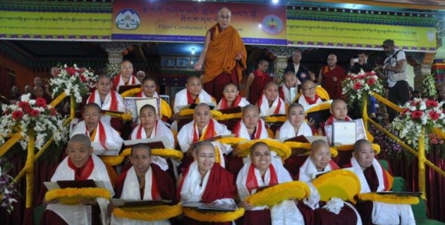 達賴喇嘛尊者於20名獲得格西瑪學位的尼師合影