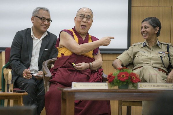 西藏精神领袖达赖喇嘛与DGP（警察总监）薩達爾·瓦拉巴伊·帕特爾国家警察学院领导在一起