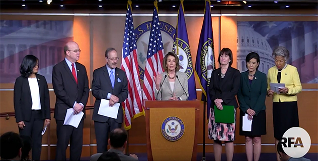 南希·佩洛西和代表團成員在美國国会大厦举行新闻发布会上 照片/自由亞洲電台