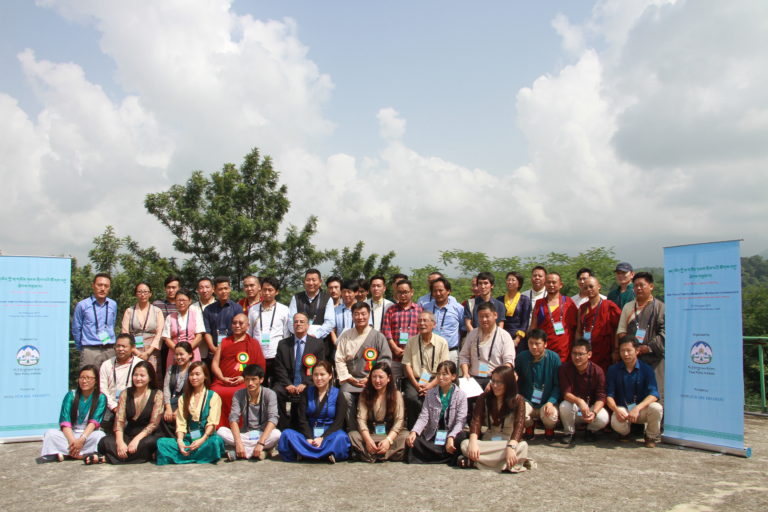 司政洛桑森格與參加西藏青年研究學者第三次研讨会的全體與會者合影留念