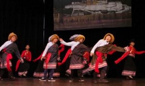 居住在华盛顿藏人表演西藏传统舞蹈