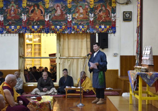 藏人行政中央司政洛桑森格在当天的祈福法会上发表演讲