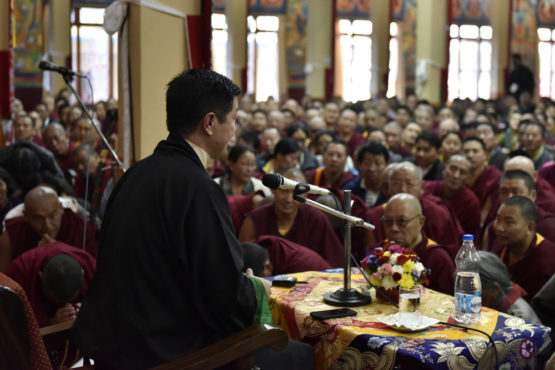 藏人行政中央司政向民众发表演讲