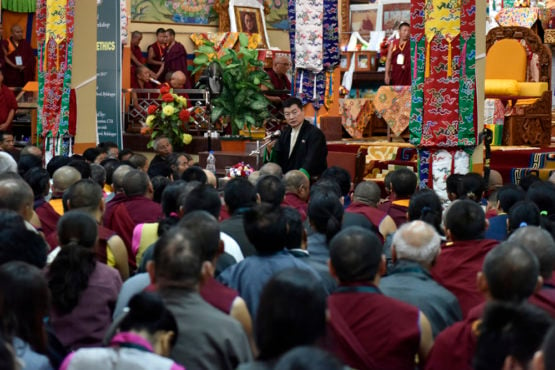 藏人行政中央司政向民众发表演讲