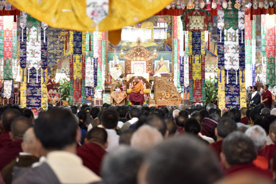 达赖喇嘛尊者接见来朝圣和拜见尊者的境内藏人