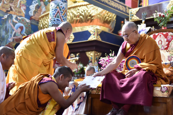 达赖喇嘛尊者向毕业的僧侣学生颁发毕业证书