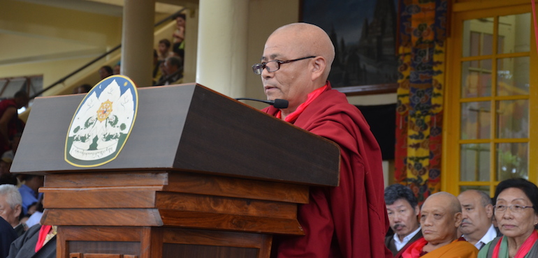 西藏人民议会副议长益西平措在宣读议会的声明