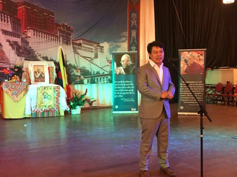 藏人行政中央驻比利时办事处代表扎西平措先生在庆祝活动上发言 照片/藏人行政中央驻比利时办事处
