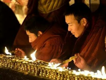 藏傳佛教改革家、格魯派創始人宗喀巴尊者圓寂日，俗稱“燃燈日”