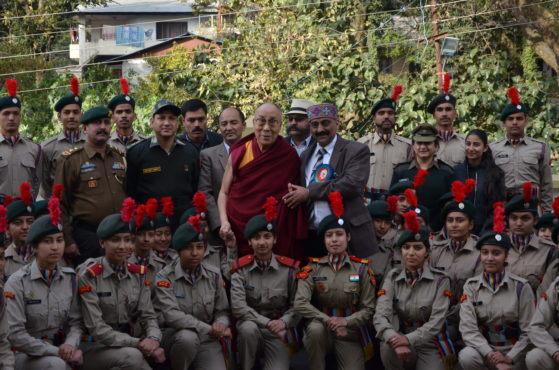 达赖喇嘛尊者与喜马偕尔邦中央大学军校学生合影 2017年2月5日 照片/Jamyang Tsering/DIIR