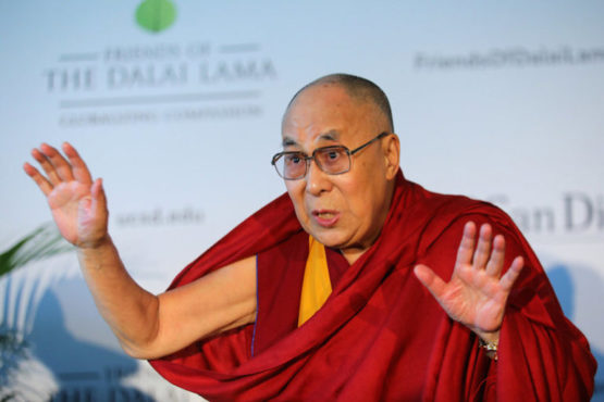 达赖喇嘛尊者在美国接受媒体采访时 照片/REUTERS/ Mike Blake