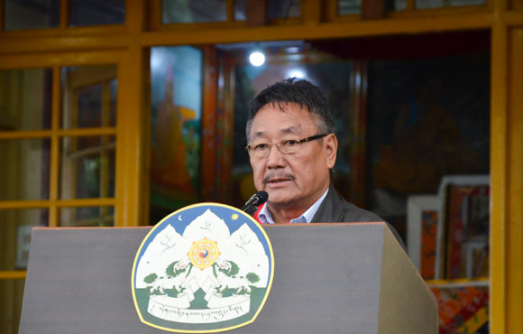 藏人行政中央代理司政、内政部部长索南多杰在宣读噶厦的声明