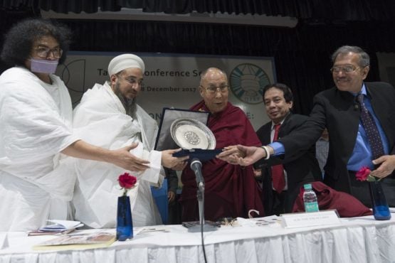 伊斯兰教领袖塔赫法克鲁丁在向达赖喇嘛尊者颁发和谐奖牌 照片/OHHDL