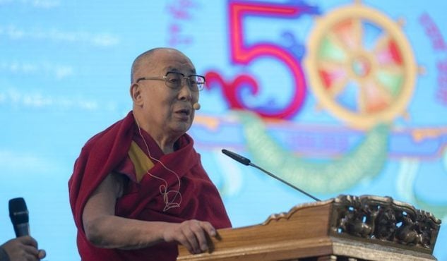 达赖喇嘛尊者在瓦拉纳西中央西藏大学成立50周年庆典上发言 照片/OHHDL