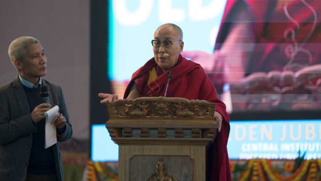 达赖喇嘛尊者在印度瓦拉纳西西藏中央大学成立五十周年庆典活动上发表新年贺词 2018年1月1日 照片/Tenzin Phede