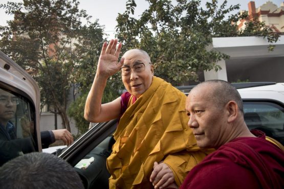 达赖喇嘛尊者从菩提伽耶朗杰寺前往法会会场前向信众挥手致意 2018年1月15日 照片/OHHDL