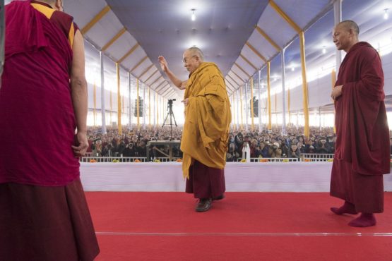 达赖喇嘛尊者向超过3万名各国信众挥手致意 2018年1月15日 照片/OHHDL