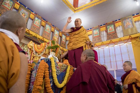 达赖喇嘛尊者在驾临菩提伽耶弘法会场 后向信众挥手致意 2018年1月16日 照片/Manuel Bauer