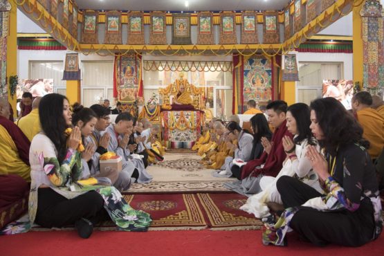 越南信众在达赖喇嘛尊者法座前念诵《心经》 2018年1月16日 照片/Manuel Bauer